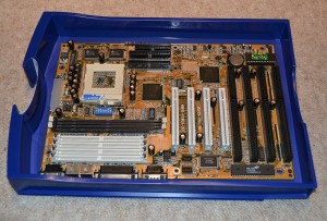 Schublade aus Schubladenbox mit Mainboard